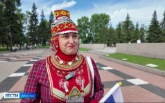 Большой праздник в честь Дня государственного флага провели в Иркутске возле Вечного огня