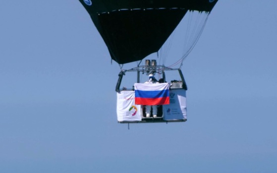 День флага России: на Алтае установили мировой рекорд по прыжку с аэростата