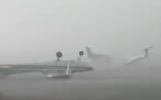 Мощная буря переворачивала самолеты в итальянском аэропорту Форли
