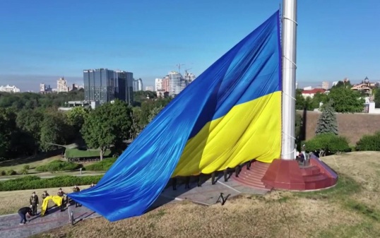 День государственного флага на Украине превратили в спектакль для европейских гостей