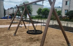 Новые качели и ровный асфальт: Свободный обновил дворы по дальневосточной программе