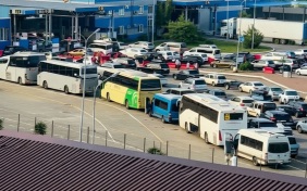 На границе с Абхазией выросли очереди