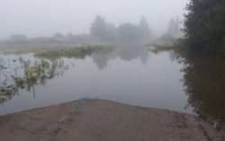 Вода прибывает: в селе Марково организовали лодочную переправу