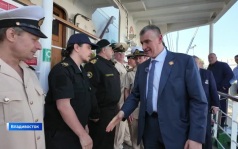 Парус Жириновского подняли на фрегате "Надежда" во Владивостоке