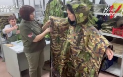 "Невидимка" для бойца: мастерица из Возжаевки шьёт антидроновые пончо для СВО