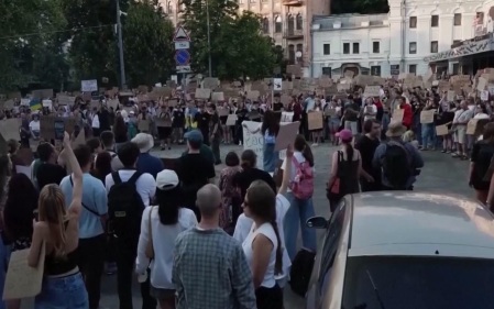 Европа требует реформ, а Украина борется с внутренними бунтами