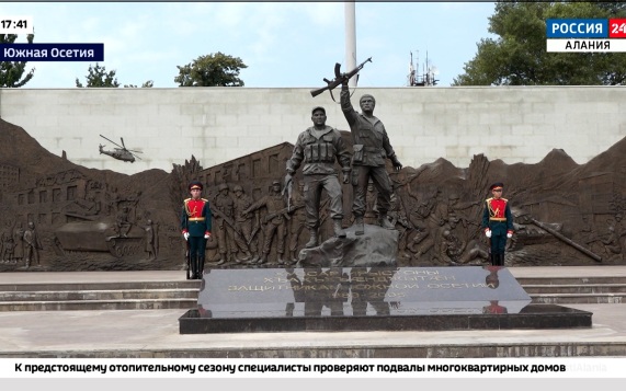 В День независимости Южной Осетии в Цхинвале возложили цветы и венки к Мемориальному комплексу павшим защитникам