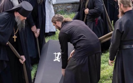 В Святогорской лавре похоронили погибшего монаха Варсонофия