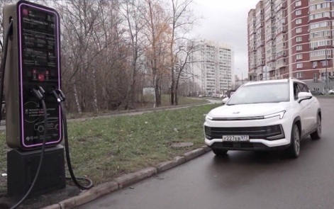 Продажи новых гибридов и электромобилей в России выросли почти в два раза