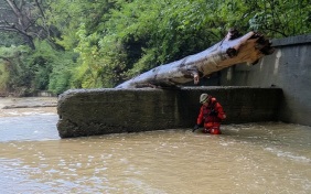 Водолазы нашли утонувшую в реке Агуре девушку