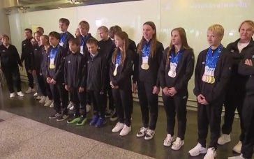 Москва встретила юниорскую сборную России после победы на чемпионате мира по прыжкам в воду