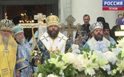 Тысячи паломников собрались в Псково-Печерском монастыре на Успение