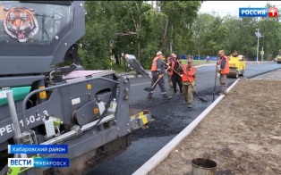 «Даём гарантию шесть лет»: в селе Краснореченское начали укладывать последний слой основания трассы