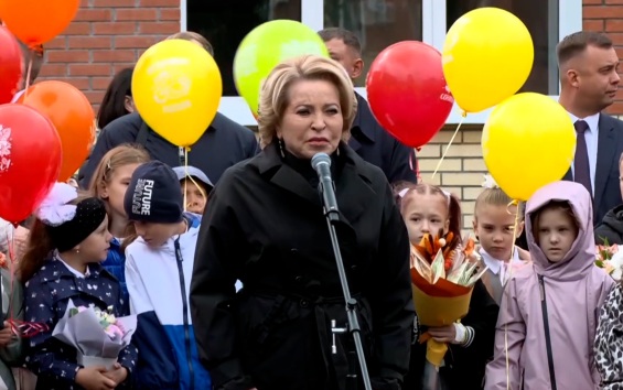С Днем знаний педагогов и учеников поздравила председатель Совета Федерации Валентина Матвиенко