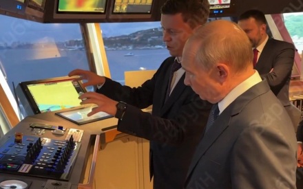 Владимир Путин осмотрел во Владивостоке траулер "Капитан Юнак"