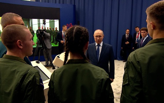 Путин поблагодарил ветеранов СВО и офицеров за работу с молодежью