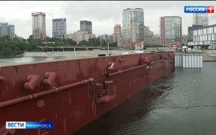 «Вода позволяет провести испытания»: в Хабаровске впервые в истории установили понтон-батопорт
