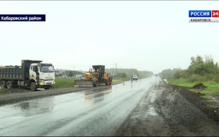 «Благодарим Президента!»: дорожное полотно обновляют по нацпроекту на подъезде к Чёрной речке