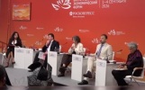 Самые разные темы обсуждают в кулуарах ВЭФ: от трансграничных платежей до новых авиарейсов в Азию