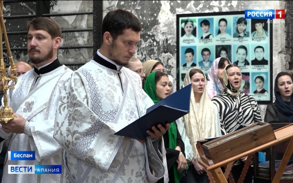 В мемориальном спортивном зале в Беслане прошла божественная литургия в память о невинно убиенных в теракте