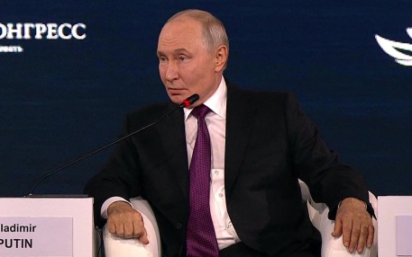 Владимир Путин на пленарной сессии ВЭФ опроверг слухи о заморозке счетов и мобилизации