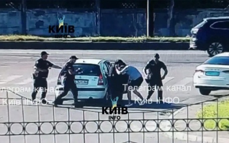 Общественность призывают обратить внимание на насильственную мобилизацию в ВСУ на фоне публикаций видео с действиями ТЦК