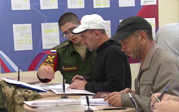 В пунктах отбора на военную службу по контракту никогда не бывает пусто
