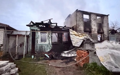 Дополнительные силы потребовались для тушения пожара в деревне Полевой Волжского округа
