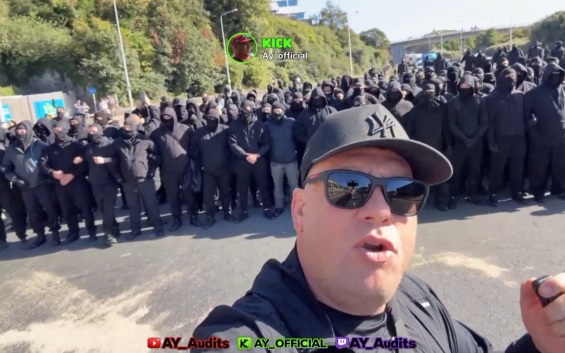 Протестующие в черных масках блокируют дороги в Дувре, требуя остановить нелегальную миграцию