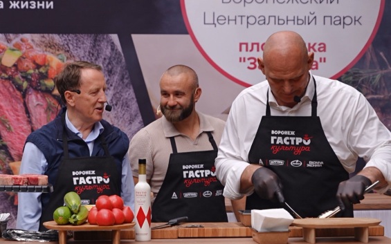 Ярмарка в Воронеже: Гордеев и Карелин приготовили мясо на гриле