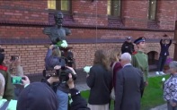 Благотворительная ярмарка "День белого цветка" в Калининграде: поддержка семей участников СВО и дань Романовым