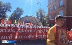 15 тысяч человек прошли крестным ходом. Как в Иркутске встречали десницу Спиридона Тримифунтского