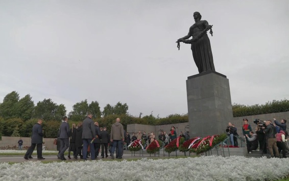 Окружение противника в Харьковской области, высылка дипломатов из Венгрии и первый День языков народов России