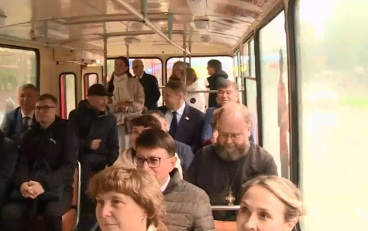 Троллейбусную экскурсию посетили депутаты Марий Эл в День языков народов России