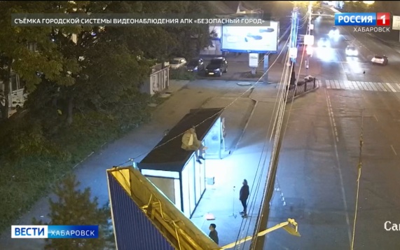 Полиция ищет блогеров, которые чуть не проломили крышу остановки на «гостевом» маршруте в Хабаровске