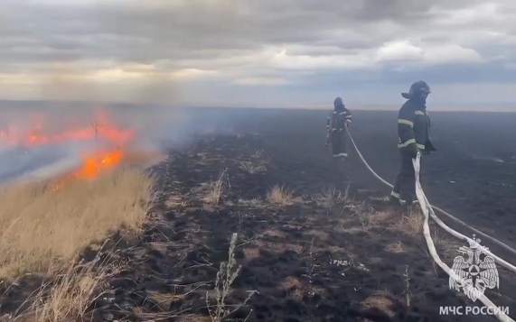 В Оренбургской области продолжают бороться с пожарами
