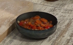 Пшенная каша с квашеной капустой и фасолевая лапша