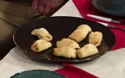 Рисовая каша с малиной и пирожное с черносливом