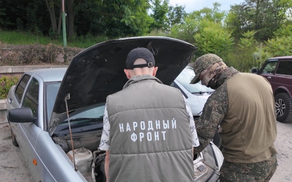 Народный фронт передал группировке войск "Север" четыре автомобиля