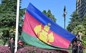 В Сочи подняли Флаг Краснодарского края в честь 89-летия региона