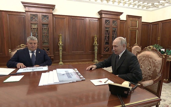 Встреча в Кремле: Путин поручил новгородскому губернатору Дронову взять на контроль ремонт школ