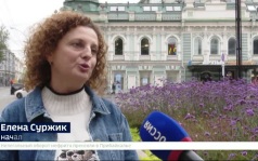 Освобождать вазоны от засохших растений начали сотрудники «Горзеленхоза»  в Иркутске