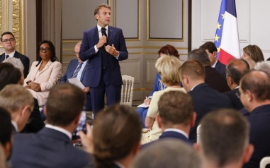Поиски выхода: во Франции высок риск социальных волнений