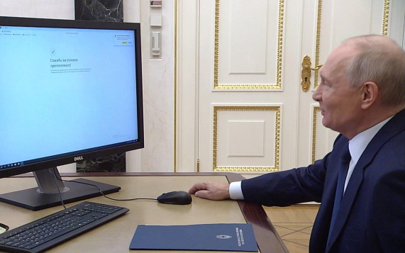 Владимир Путин принял участие в выборах дистанционно