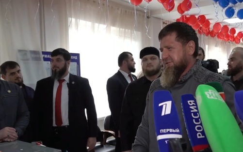 Очереди избирателей в Чечне: Рамзан Кадыров голосует в Ахмат-Юрте.