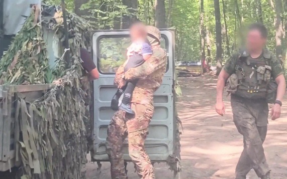 Бойцы группировки "Север" продолжают эвакуацию мирного населения с освобожденных территорий Харьковской области