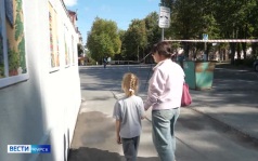 Вместе с художниками куряне фиксируют «Жизнь в окнах» на «Квартале перемен»