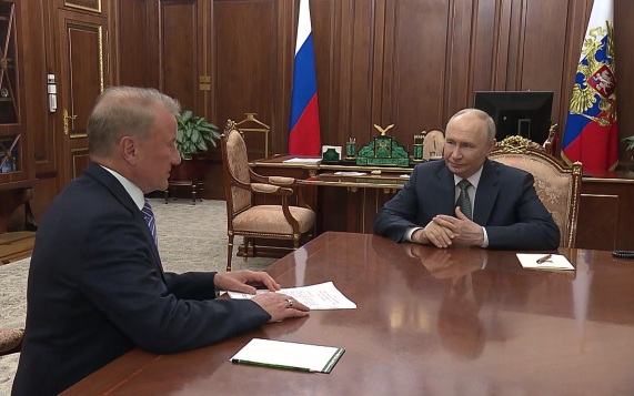"Переносная больница" и рекордные дивиденды: Греф доложил Путину о работе Сбера