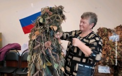 Для незаметности на передовой: 70-летняя амурская мастерица из Среднебелой шьет костюмы "Леший"