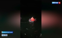 На Камчатке с рассветом возобновились поиски четырех рыбаков, пропавших при пожаре на сейнере "Триумф"